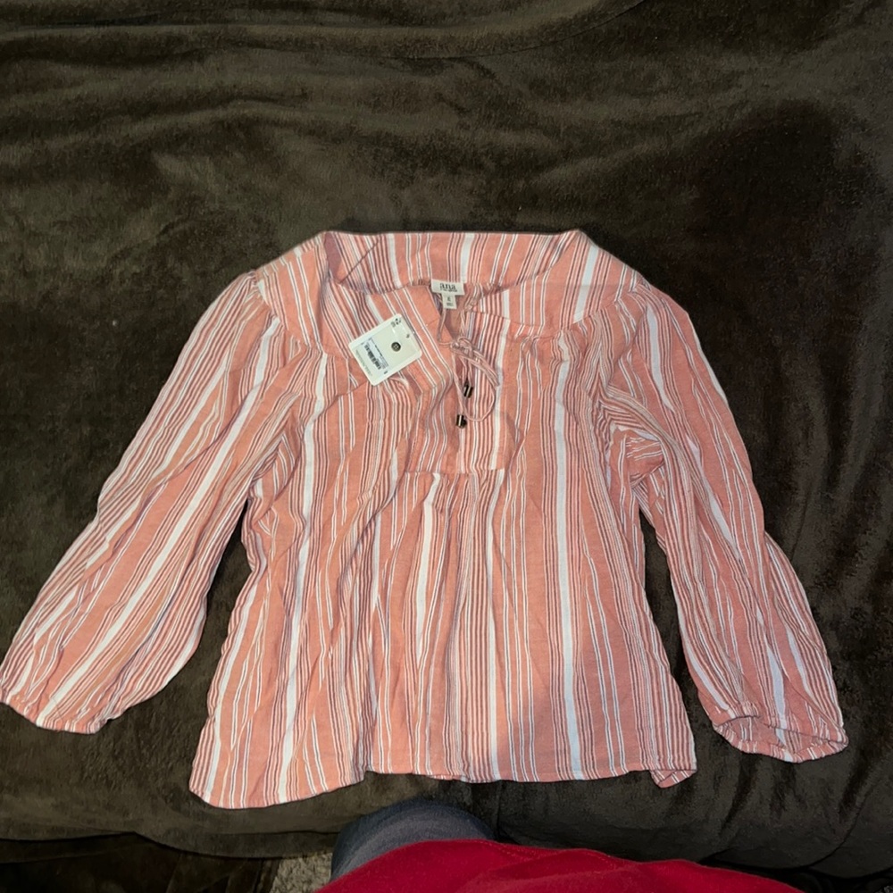 Never worn blouse. It says size XL on the tag but fits L